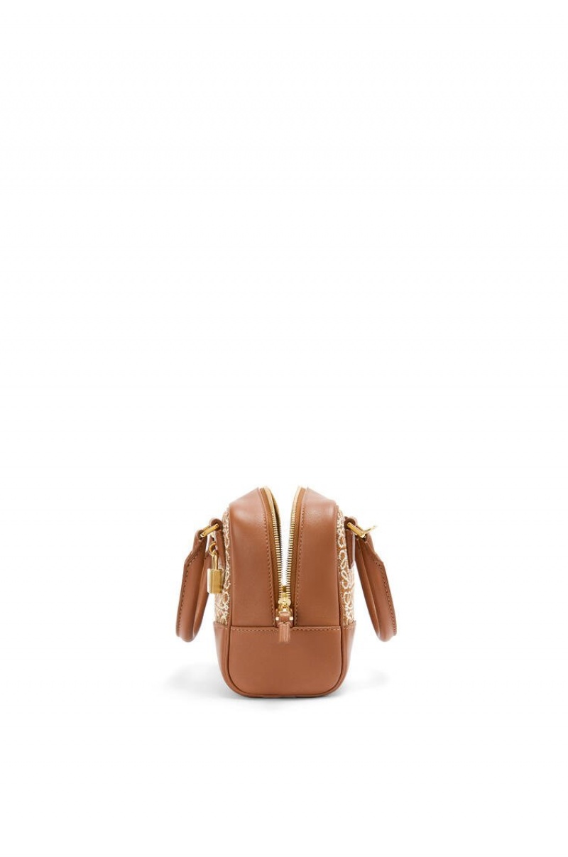 Bolso Tote Loewe Amazona 16 Square bag in Anagram jacquard and calfskin Mujer Tan / Pecan | 018RAXZJP