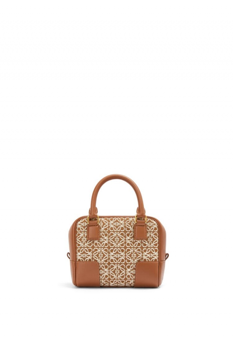 Bolso Tote Loewe Amazona 16 Square bag in Anagram jacquard and calfskin Mujer Tan / Pecan | 018RAXZJP