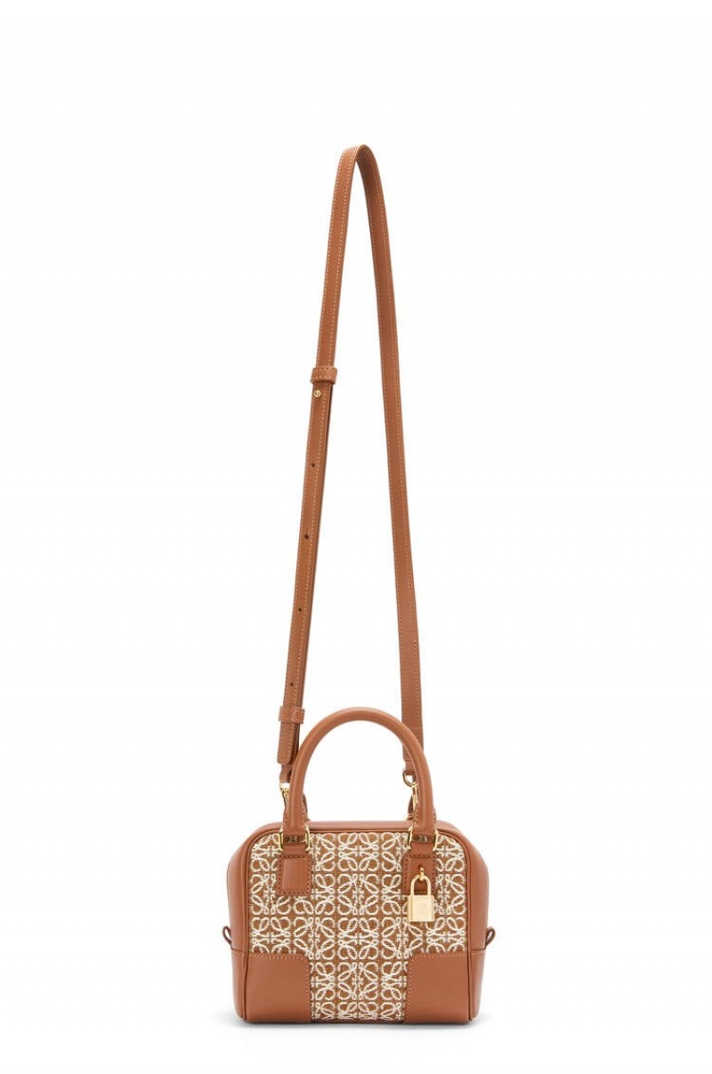 Bolso Tote Loewe Amazona 16 Square bag in Anagram jacquard and calfskin Mujer Tan / Pecan | 018RAXZJP