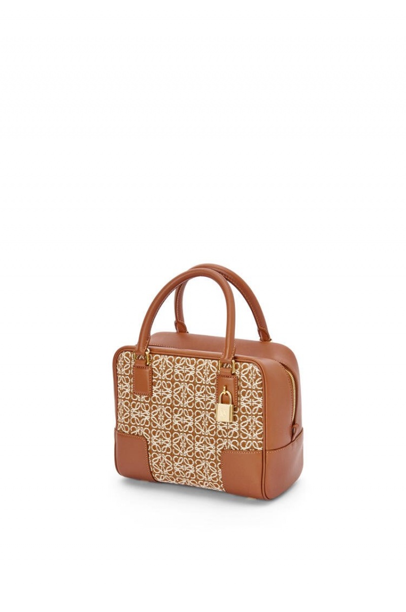 Bolso Tote Loewe Amazona 19 square bag in Anagram jacquard and calfskin Mujer Tan / Pecan | 490JADPGY