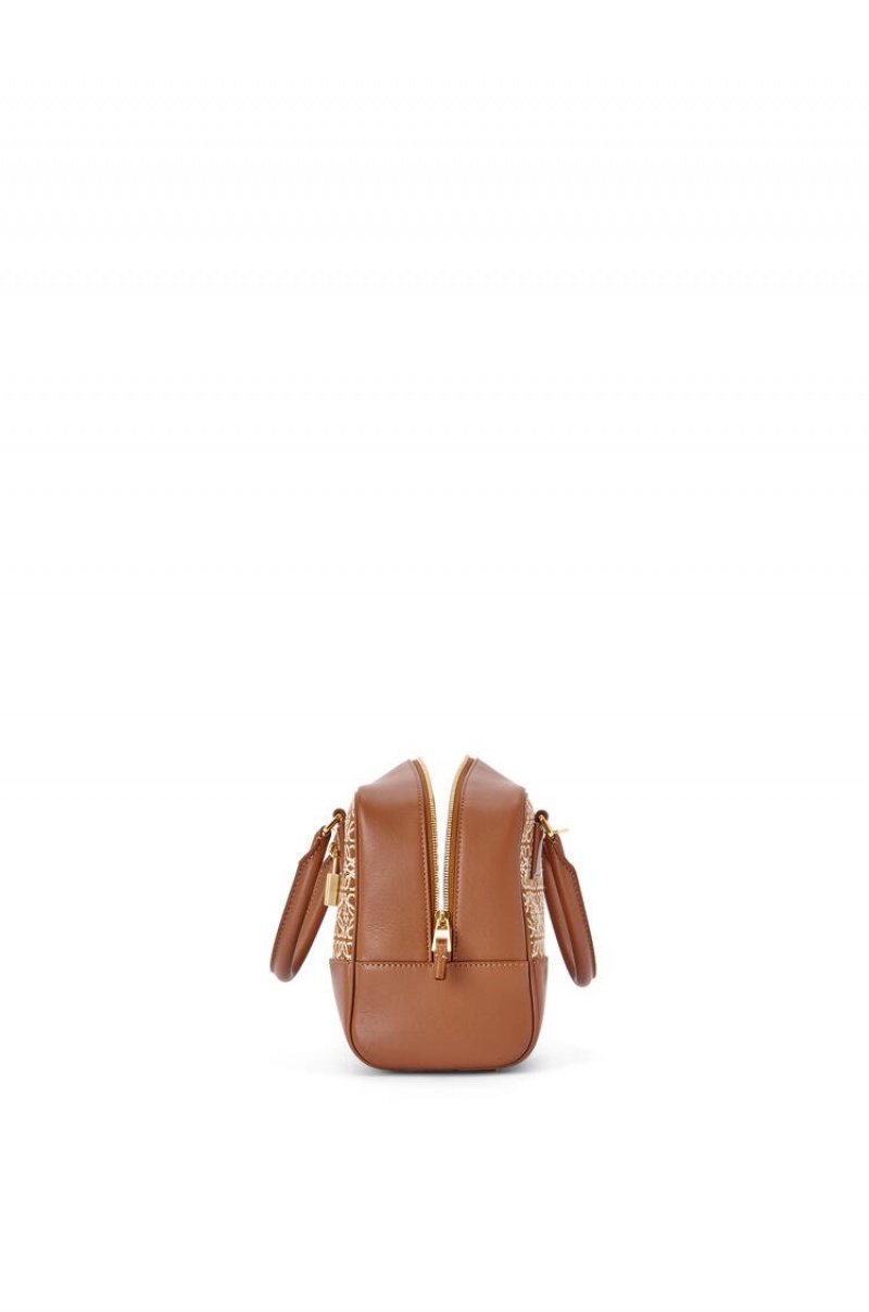 Bolso Tote Loewe Amazona 19 square bag in Anagram jacquard and calfskin Mujer Tan / Pecan | 490JADPGY