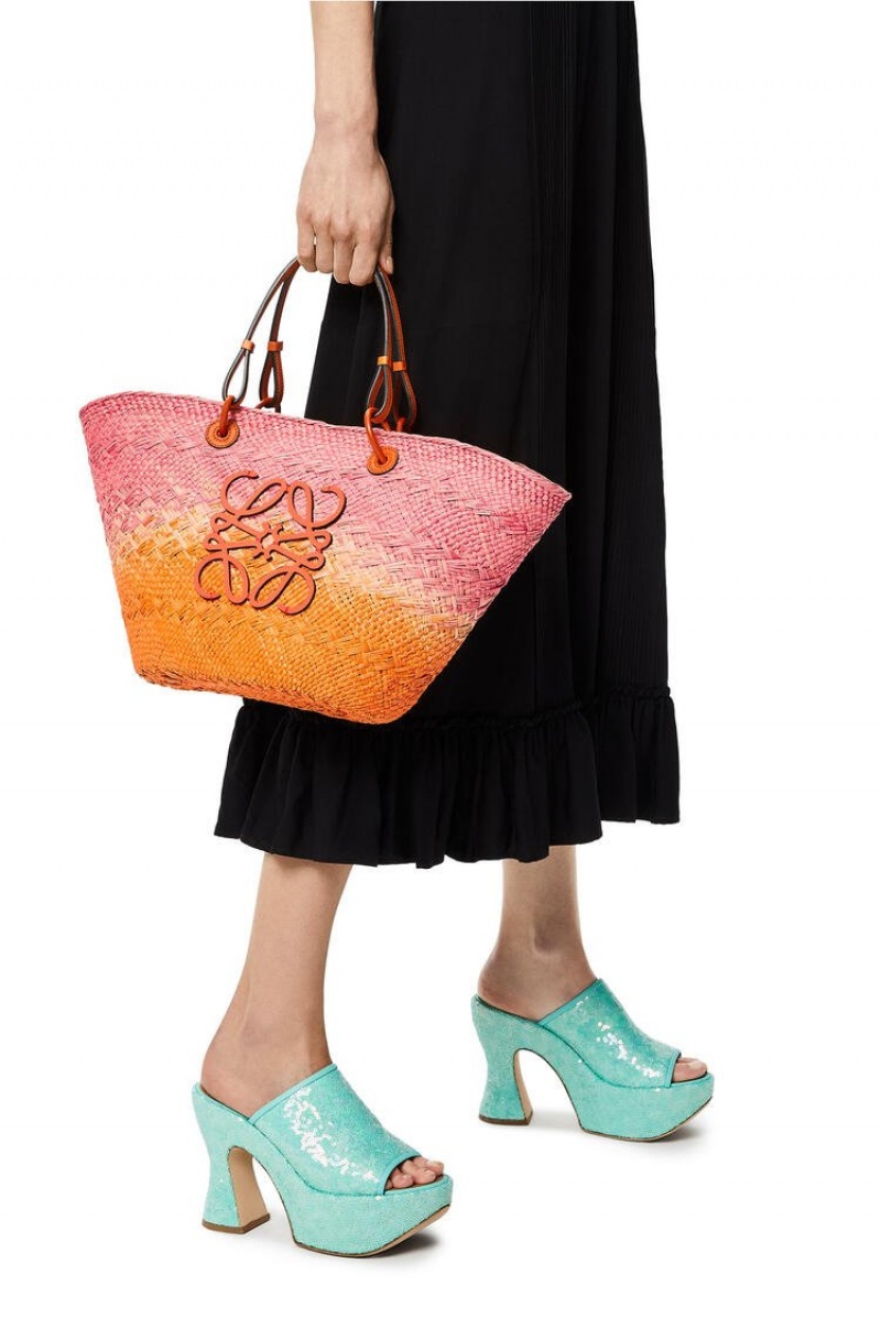 Bolso Tote Loewe Anagram Basket bag in iraca palm and calfskin Mujer Rosas Naranjas | 196TWXKHS