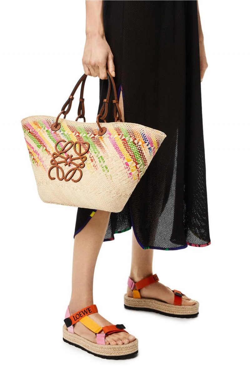 Bolso Tote Loewe Anagram Basket bag in rainbow iraca palm and calfskin Mujer Multicolor | 910WBPSDU