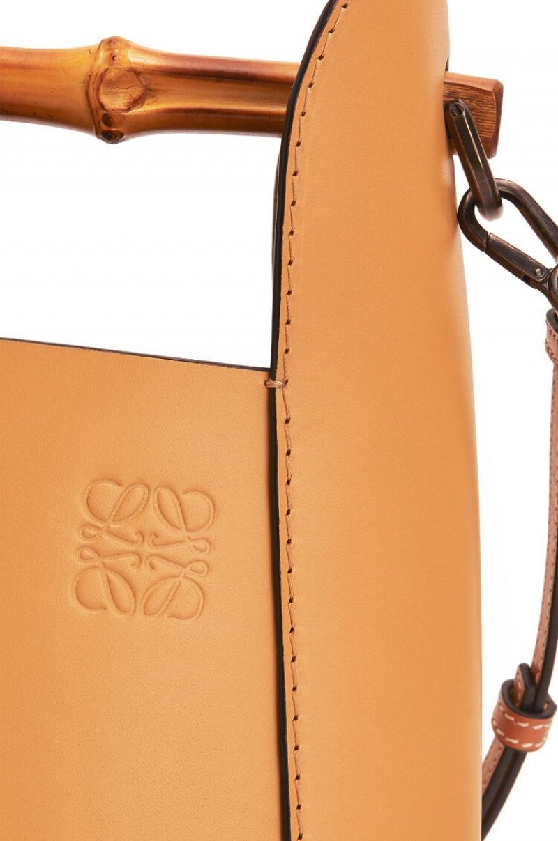 Bolso Tote Loewe Bamboo bucket bag in calfskin Mujer Honey | 035BDPMUA