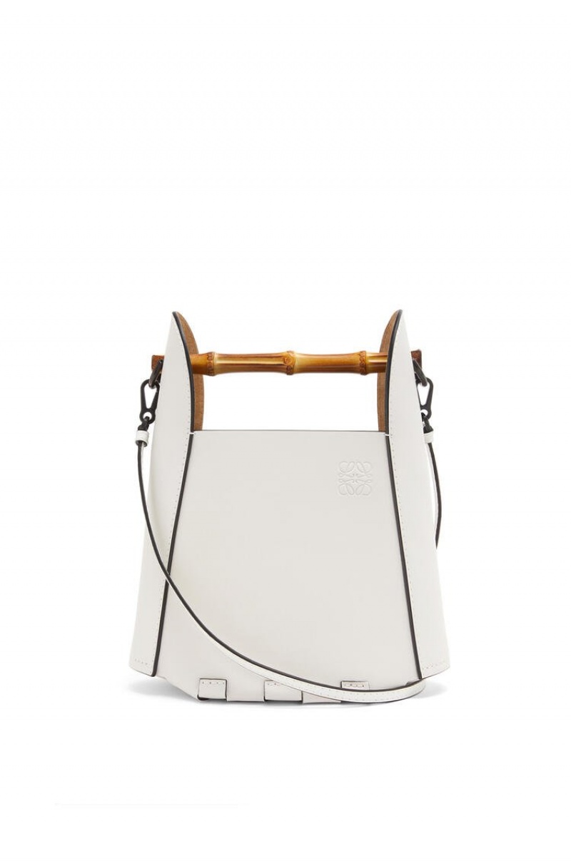 Bolso Tote Loewe Bamboo bucket bag in calfskin Mujer Blancas | 923CTUBEX