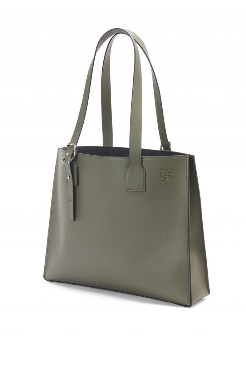 Bolso Tote Loewe Hebilla Horizontal tote in classic calfskin Hombre Kaki Verde | 846WNCLEO