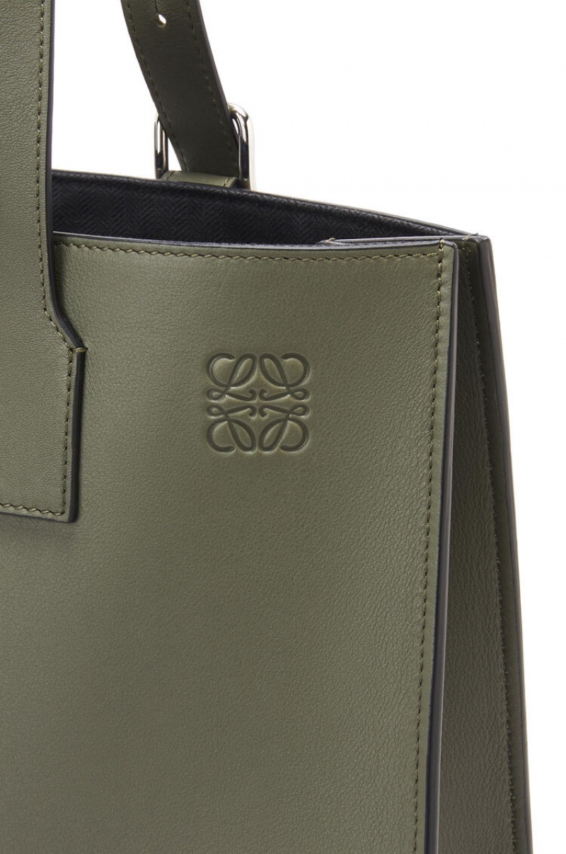 Bolso Tote Loewe Hebilla Horizontal tote in classic calfskin Hombre Kaki Verde | 846WNCLEO