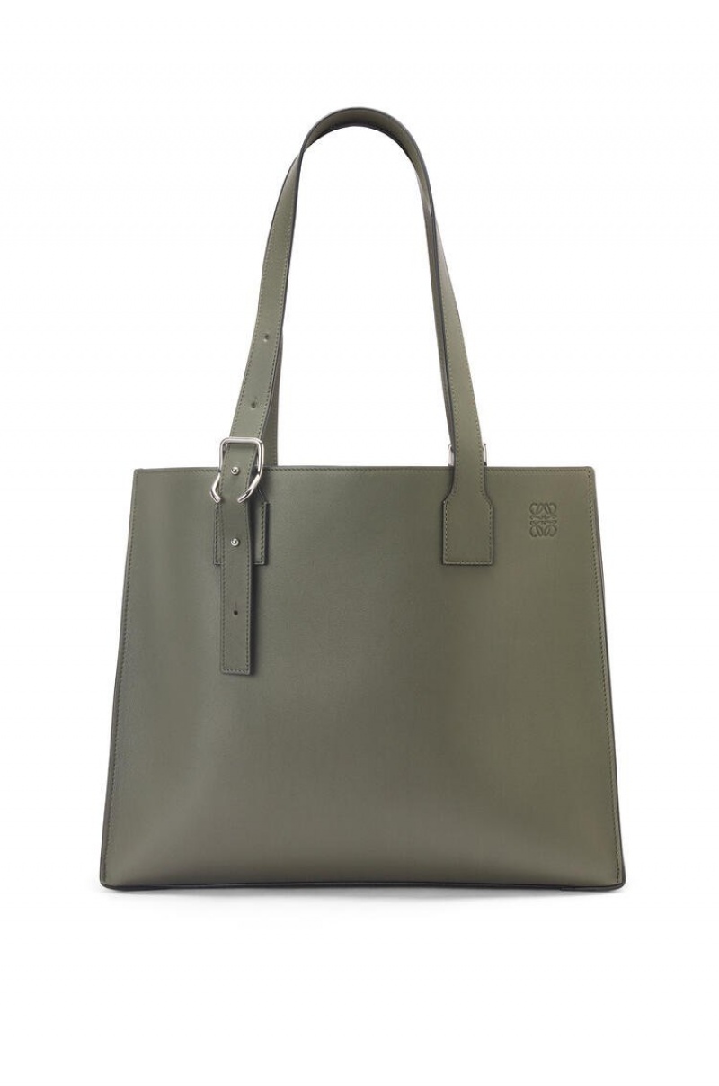 Bolso Tote Loewe Hebilla Horizontal tote in classic calfskin Hombre Kaki Verde | 846WNCLEO