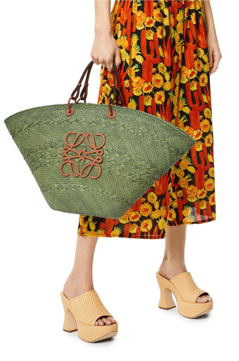 Bolso Tote Loewe Large Anagram Basket bag in iraca palm and calfskin Mujer Verde | 261LOXATF