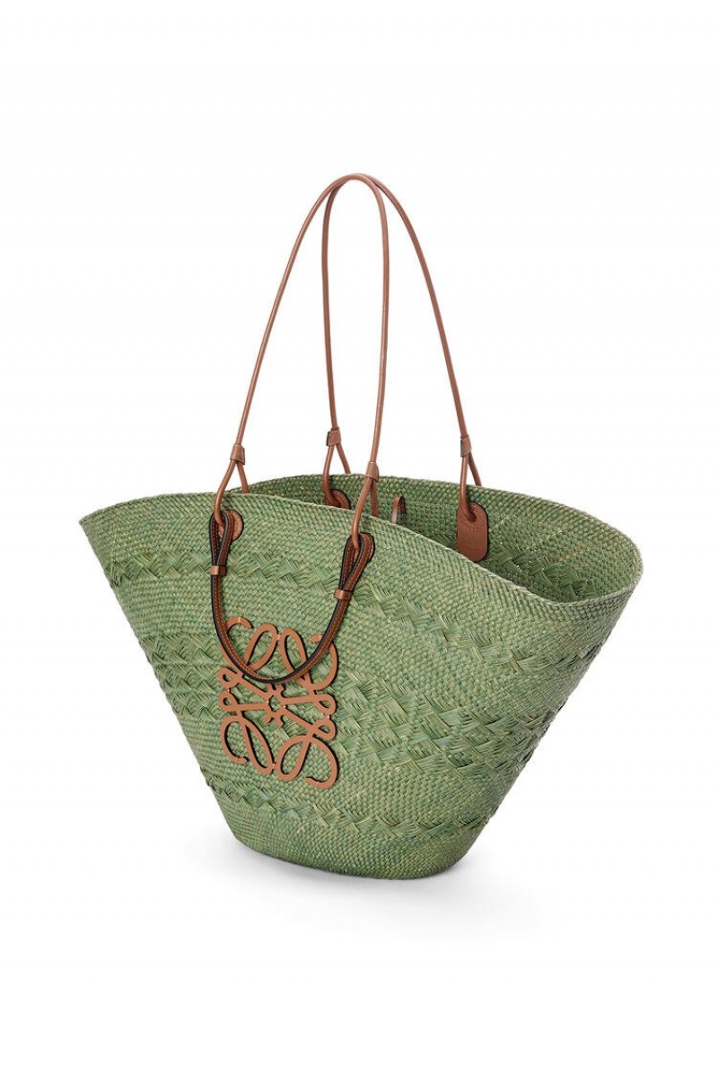 Bolso Tote Loewe Large Anagram Basket bag in iraca palm and calfskin Mujer Verde | 261LOXATF