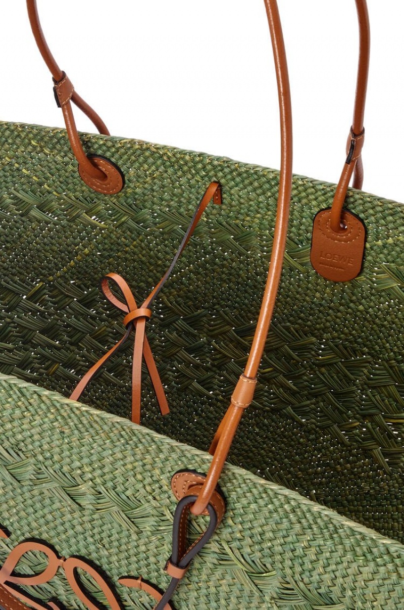 Bolso Tote Loewe Large Anagram Basket bag in iraca palm and calfskin Mujer Verde | 261LOXATF