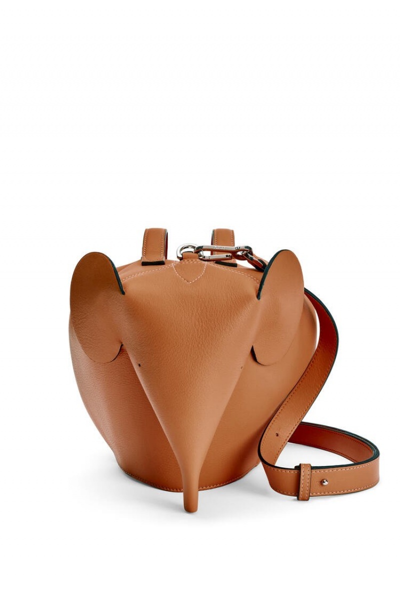 Bolso Tote Loewe Large Elephant bag in classic calfskin Hombre Tan | 987CDASIY