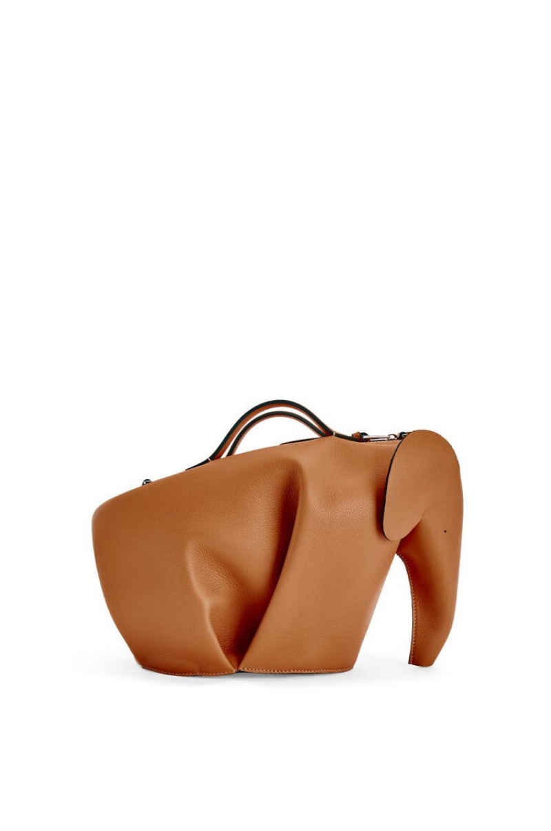 Bolso Tote Loewe Large Elephant bag in classic calfskin Hombre Tan | 987CDASIY