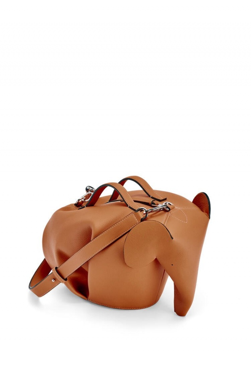 Bolso Tote Loewe Large Elephant bag in classic calfskin Hombre Tan | 987CDASIY