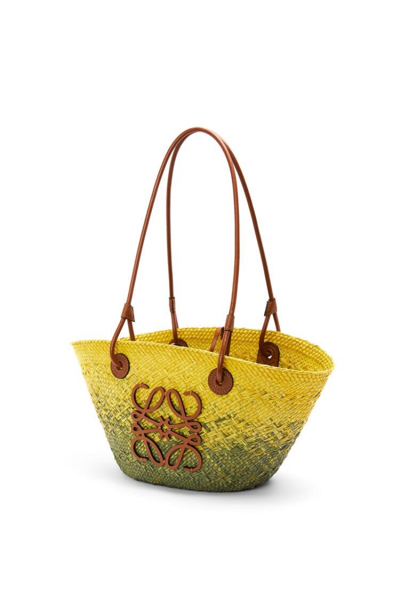 Bolso Tote Loewe Small Anagram Basket bag in iraca palm and calfskin Mujer Kaki Verde Amarillo | 659ZAOQSJ