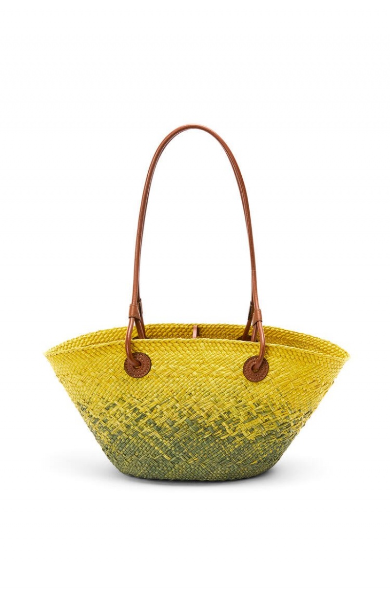 Bolso Tote Loewe Small Anagram Basket bag in iraca palm and calfskin Mujer Kaki Verde Amarillo | 659ZAOQSJ