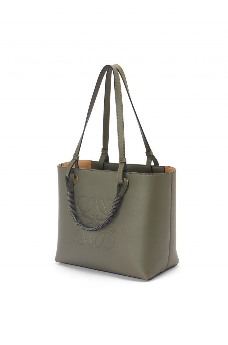 Bolso Tote Loewe Small Anagram Tote bag in classic calfskin Mujer Kaki Verde | 970DNTFVO