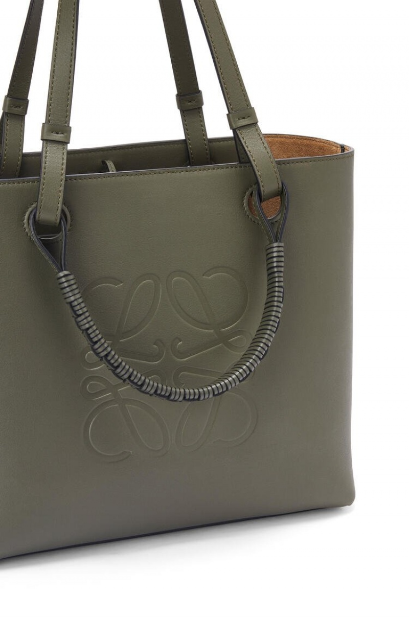 Bolso Tote Loewe Small Anagram Tote bag in classic calfskin Mujer Kaki Verde | 970DNTFVO