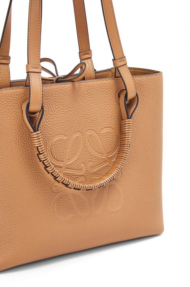 Bolso Tote Loewe Small Anagram Tote in grained calfskin Mujer Toffee | 394LUVAWH