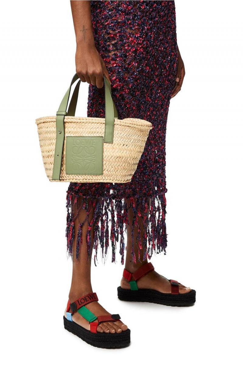 Bolso Tote Loewe Small Basket bag in palm leaf and calfskin Mujer Natural / Rosemary | 976UCVZJN