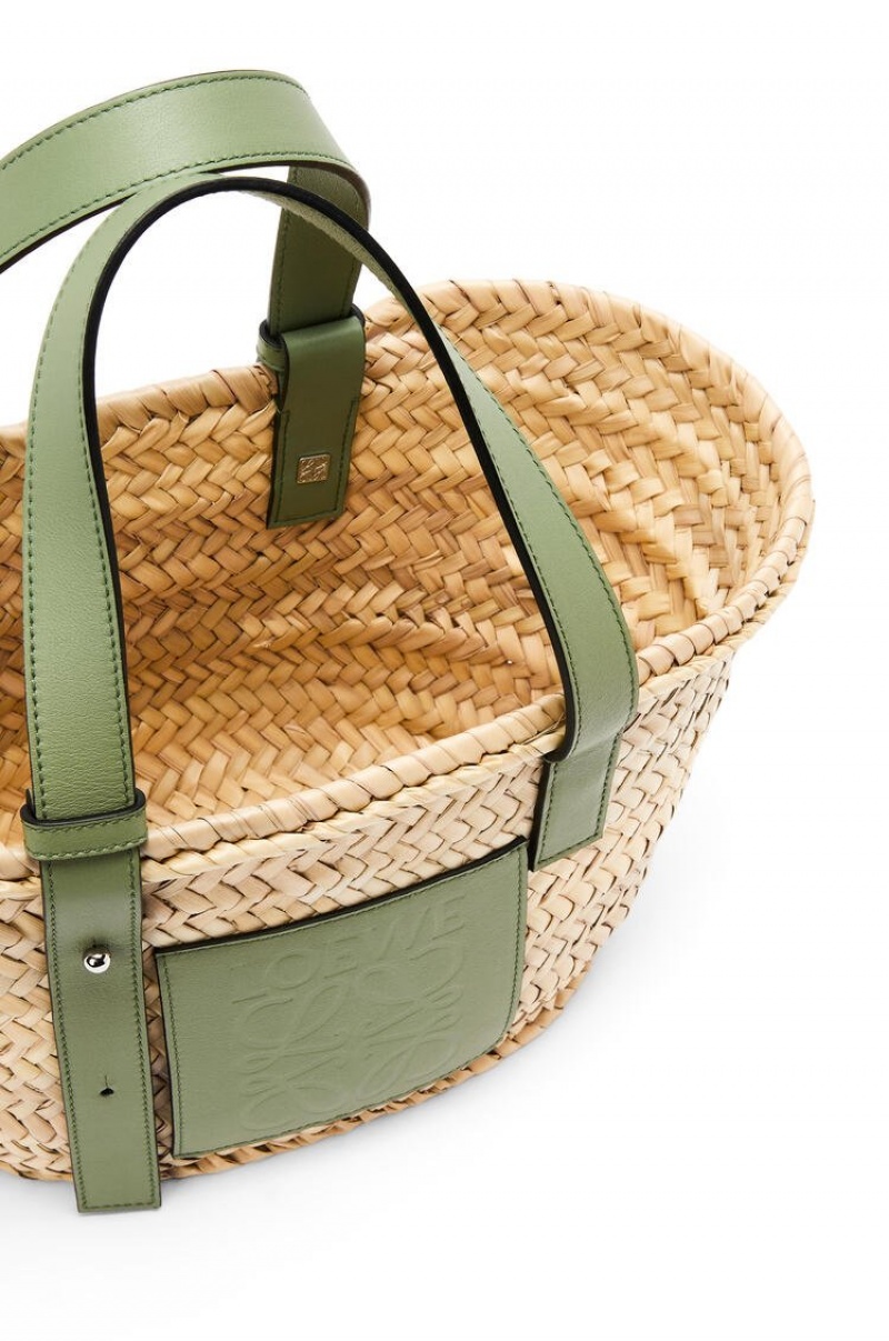 Bolso Tote Loewe Small Basket bag in palm leaf and calfskin Mujer Natural / Rosemary | 976UCVZJN