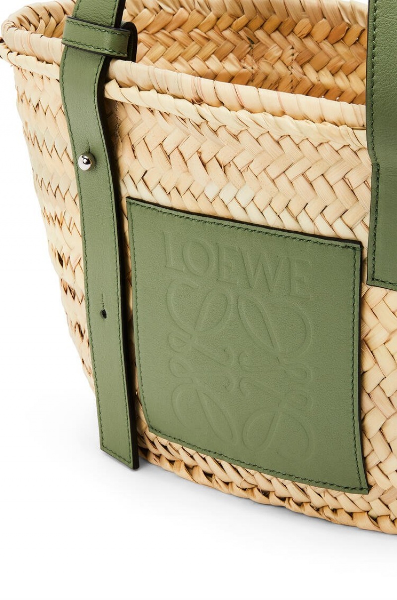 Bolso Tote Loewe Small Basket bag in palm leaf and calfskin Mujer Natural / Rosemary | 976UCVZJN