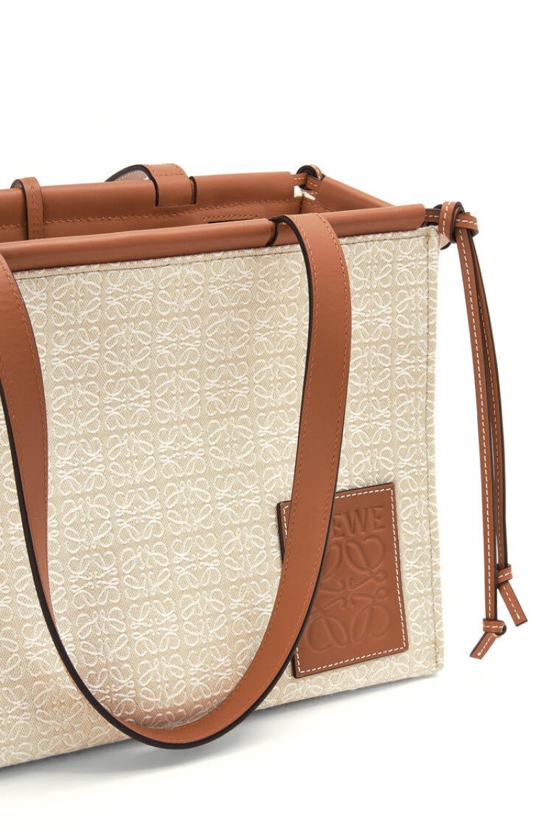 Bolso Tote Loewe Small Cushion Tote in Anagram jacquard and calfskin Mujer Ecru / Tan | 601GSOERW