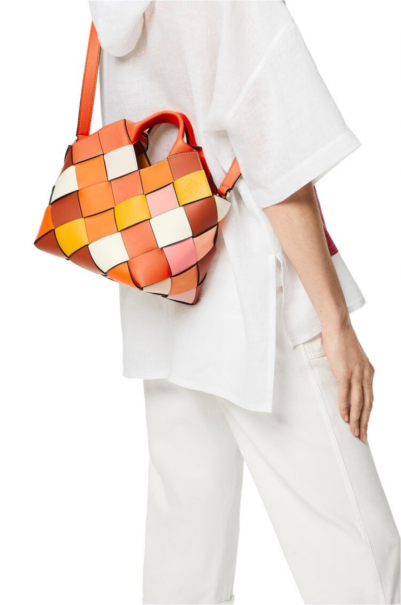 Bolso Tote Loewe Small Surplus Cuero Woven basket bag in calfskin Mujer Naranjas Naranjas | 206KXROJT