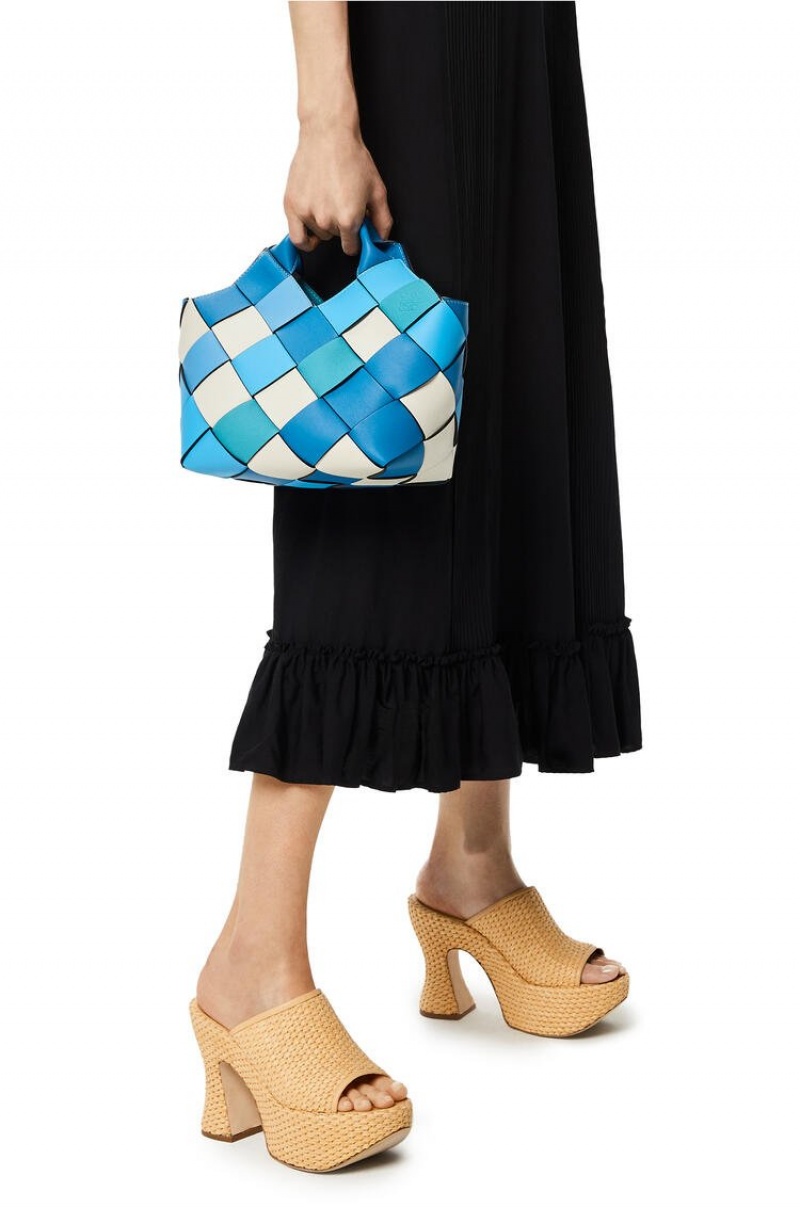 Bolso Tote Loewe Small Surplus Cuero Woven basket bag in calfskin Mujer Azules Azules | 872CMOFUP