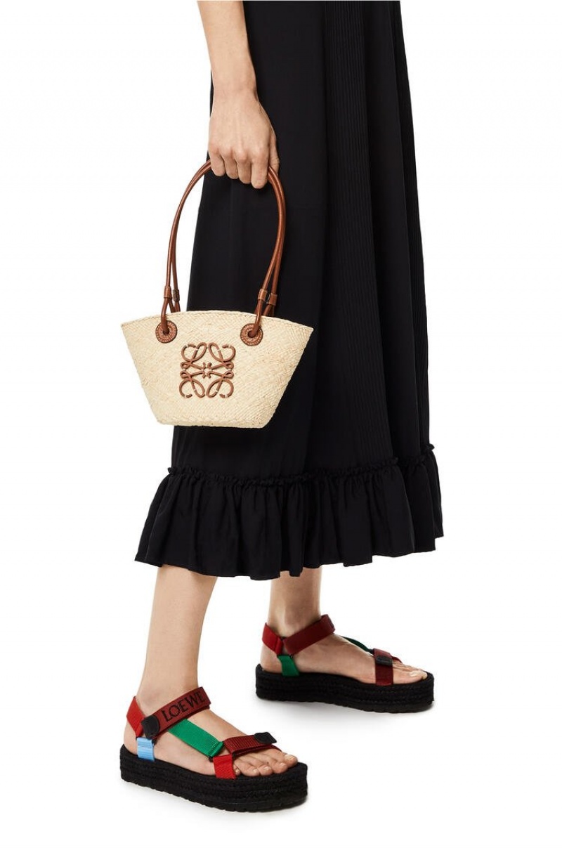 Bolsos Mini Loewe Mini Anagram Basket bag in iraca palm and calfskin Mujer Natural / Tan | 846CDOQNX