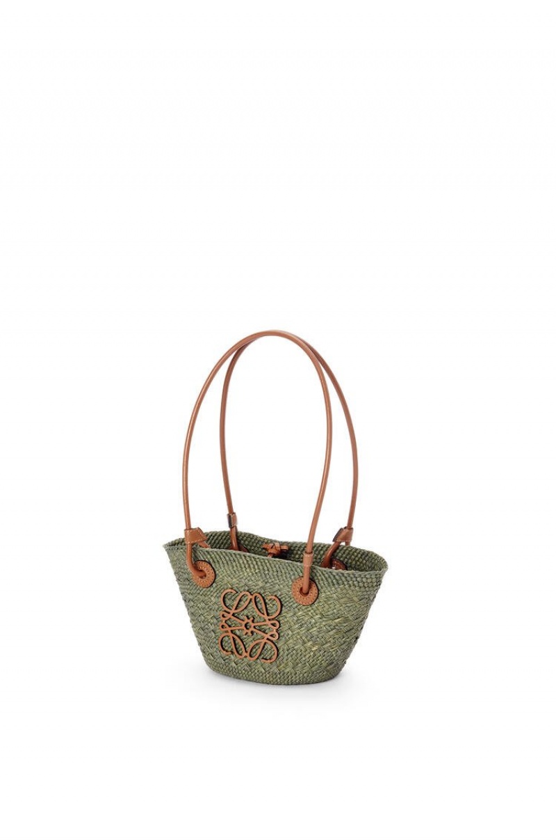 Bolsos Mini Loewe Mini Anagram Basket bag in iraca palm and calfskin Mujer Kaki Verde | 986AHRYCZ