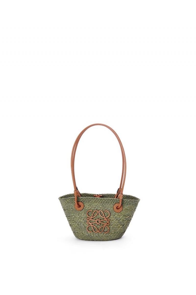 Bolsos Mini Loewe Mini Anagram Basket bag in iraca palm and calfskin Mujer Kaki Verde | 986AHRYCZ