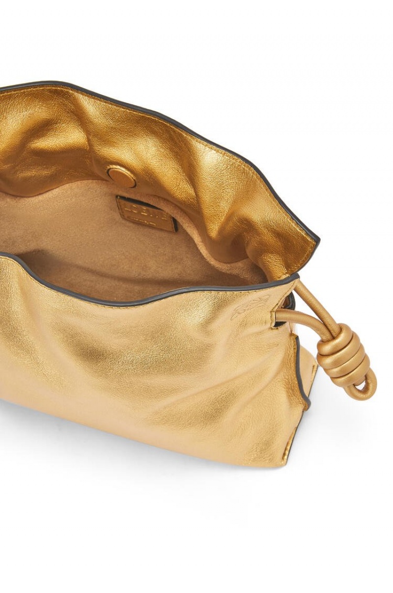 Bolsos Mini Loewe Mini Flamenco clutch in laminated nappa calfskin with chain Mujer Doradas | 380SXYOPF