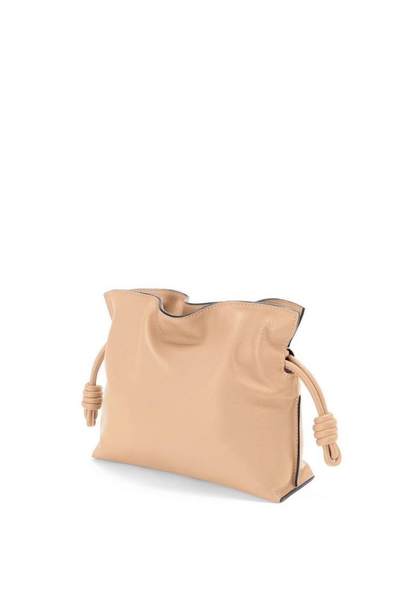 Bolsos Mini Loewe Mini Flamenco clutch in nappa calfskin with chain Mujer Nude | 120MXFNQS