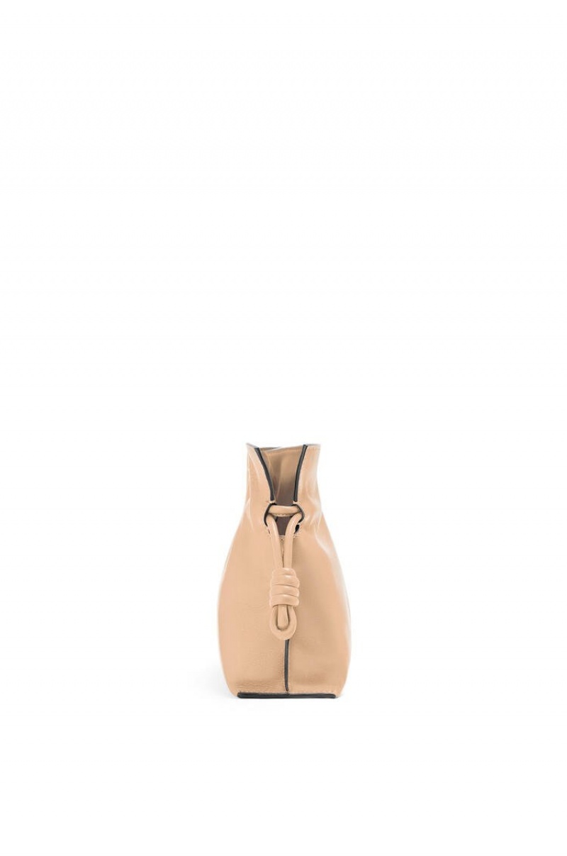 Bolsos Mini Loewe Mini Flamenco clutch in nappa calfskin with chain Mujer Nude | 120MXFNQS