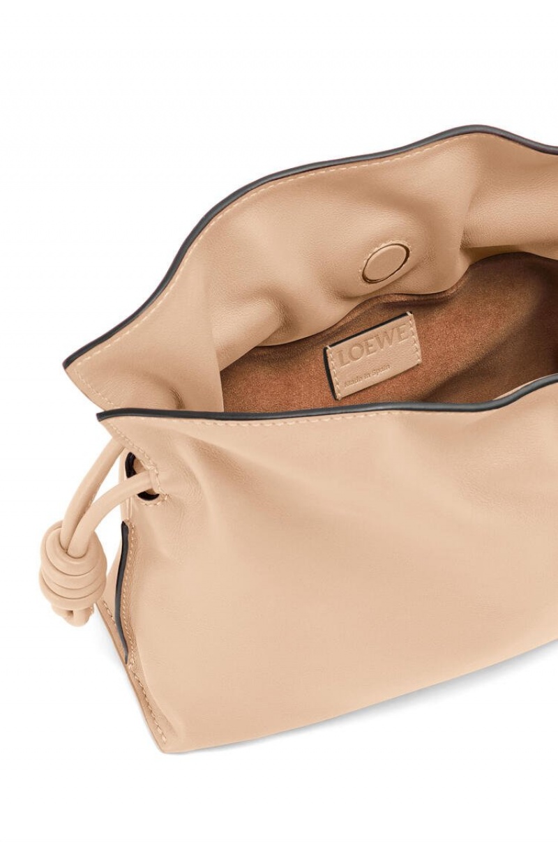 Bolsos Mini Loewe Mini Flamenco clutch in nappa calfskin with chain Mujer Nude | 120MXFNQS