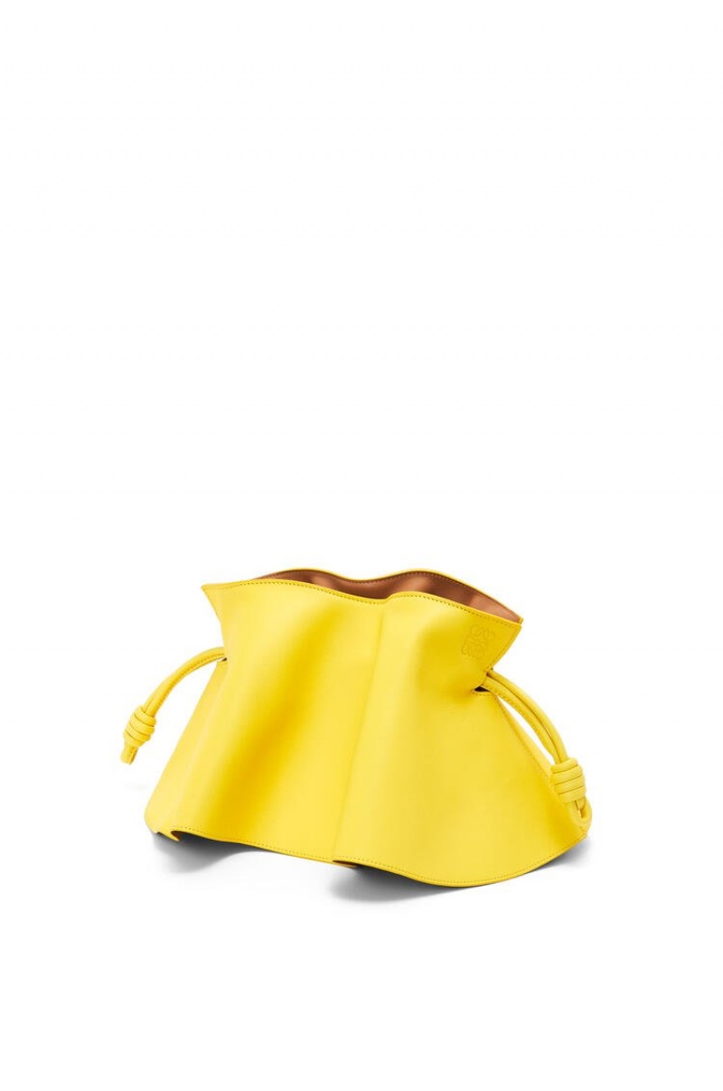 Bolsos Mini Loewe Mini Flamenco petal clutch in nappa calfskin Mujer Limón | 453UMYXRK