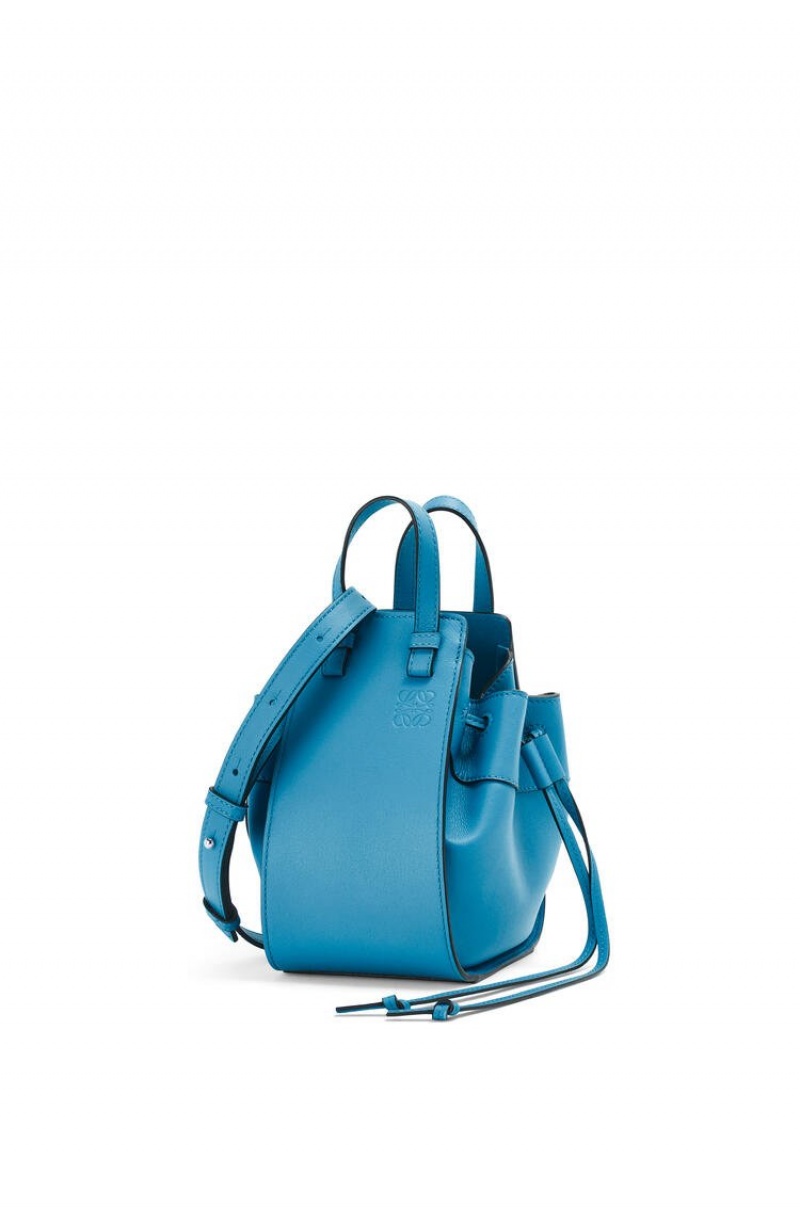 Bolsos Mini Loewe Mini Hammock drawstring in classic calfskin Mujer Azules | 402YFRTPD