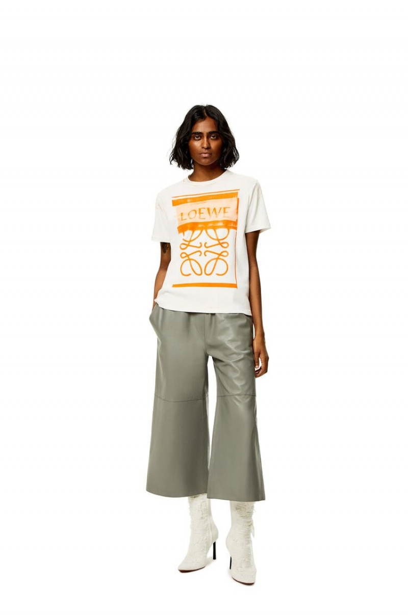 Camiseta Loewe LOEWE Anagram print T-shirt in cotton Mujer Blancas Naranjas | 647LIFRDU