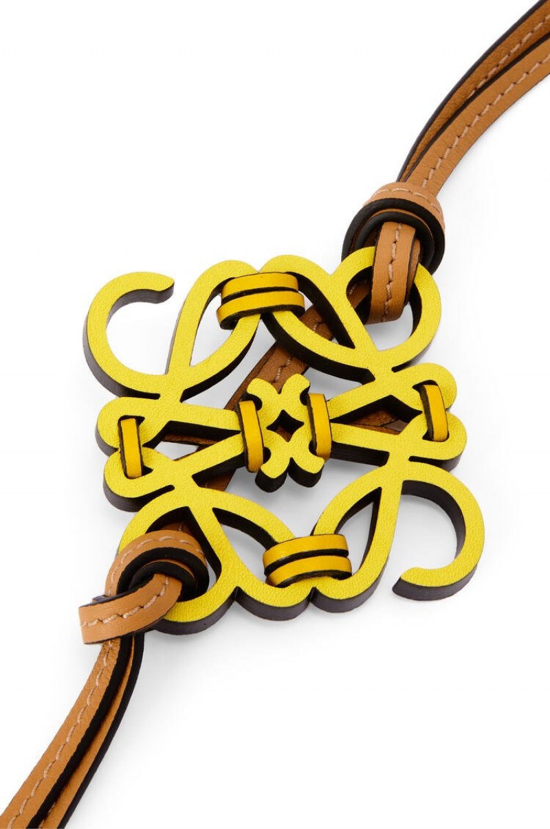 Charms Loewe Knotted Anagram charm in calfskin Mujer Amarillo | 983ORJPDB