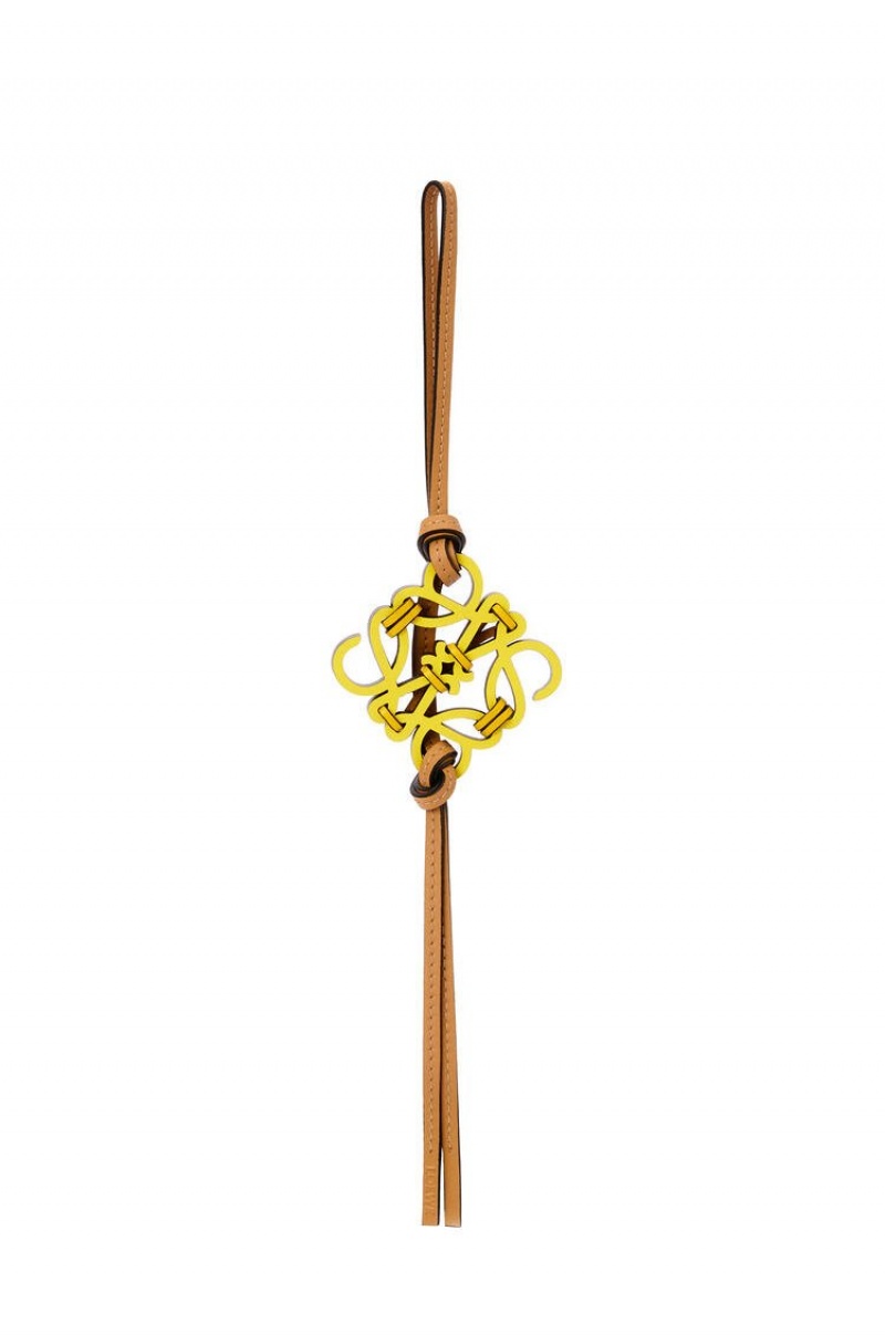 Charms Loewe Knotted Anagram charm in calfskin Mujer Amarillo | 983ORJPDB