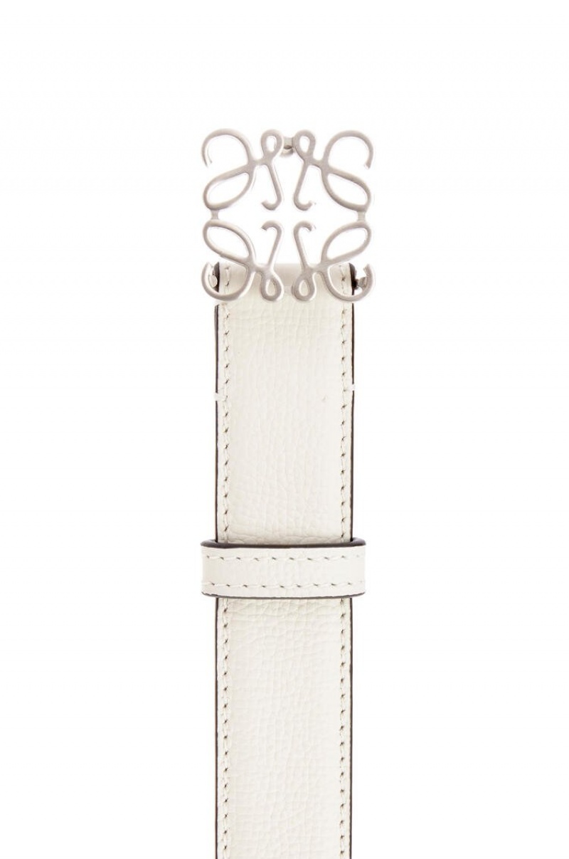 Cinturones Loewe Anagram belt in pebble grain calfskin Mujer Blancas Plateadas | 163ESHVFM