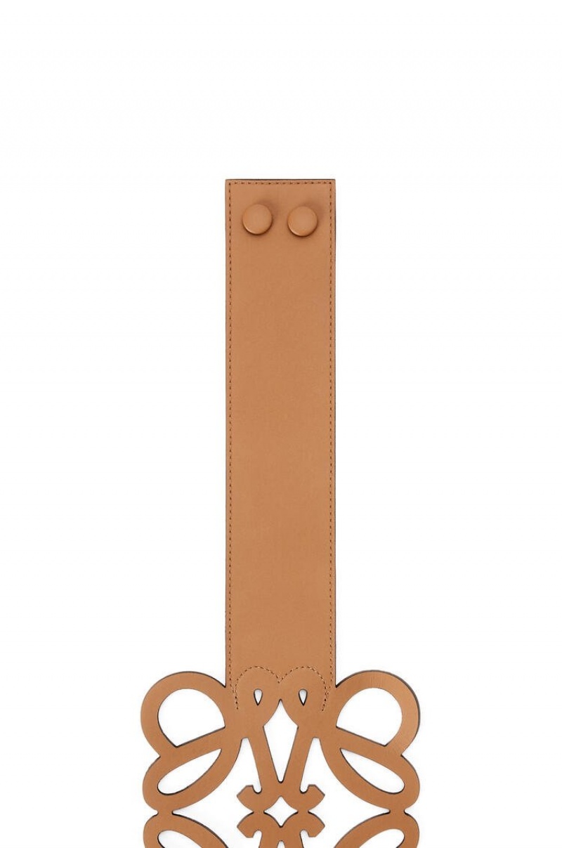 Cinturones Loewe Anagram cut out belt in calfskin Mujer Warm Desert | 795KBDXQP