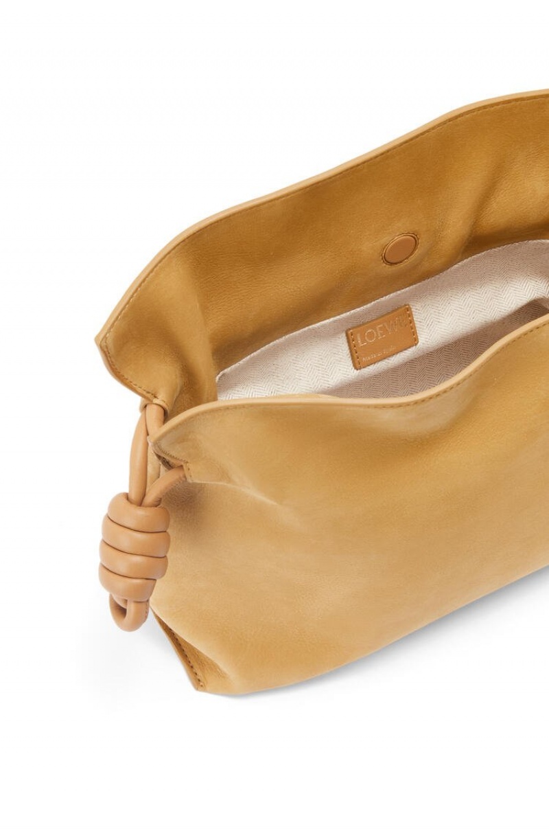 Clutch Loewe Flamenco clutch in nubuck Mujer Desert | 349GQKSHO