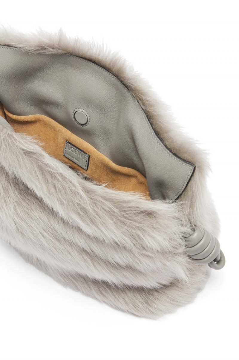 Clutch Loewe Flamenco clutch in shearling Mujer Gris | 459WCSUYQ