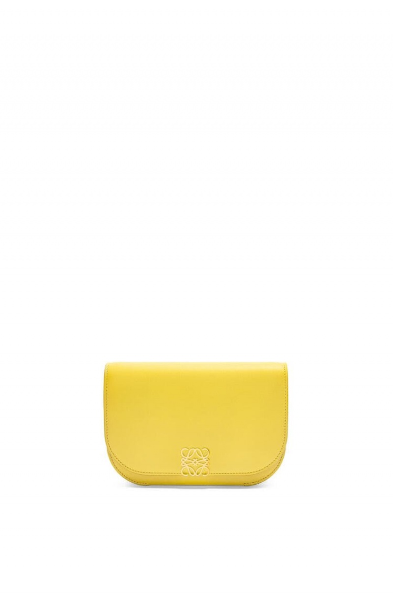 Clutch Loewe Goya Accordion clutch in silk calfskin Mujer Amarillo | 526YMSPNK