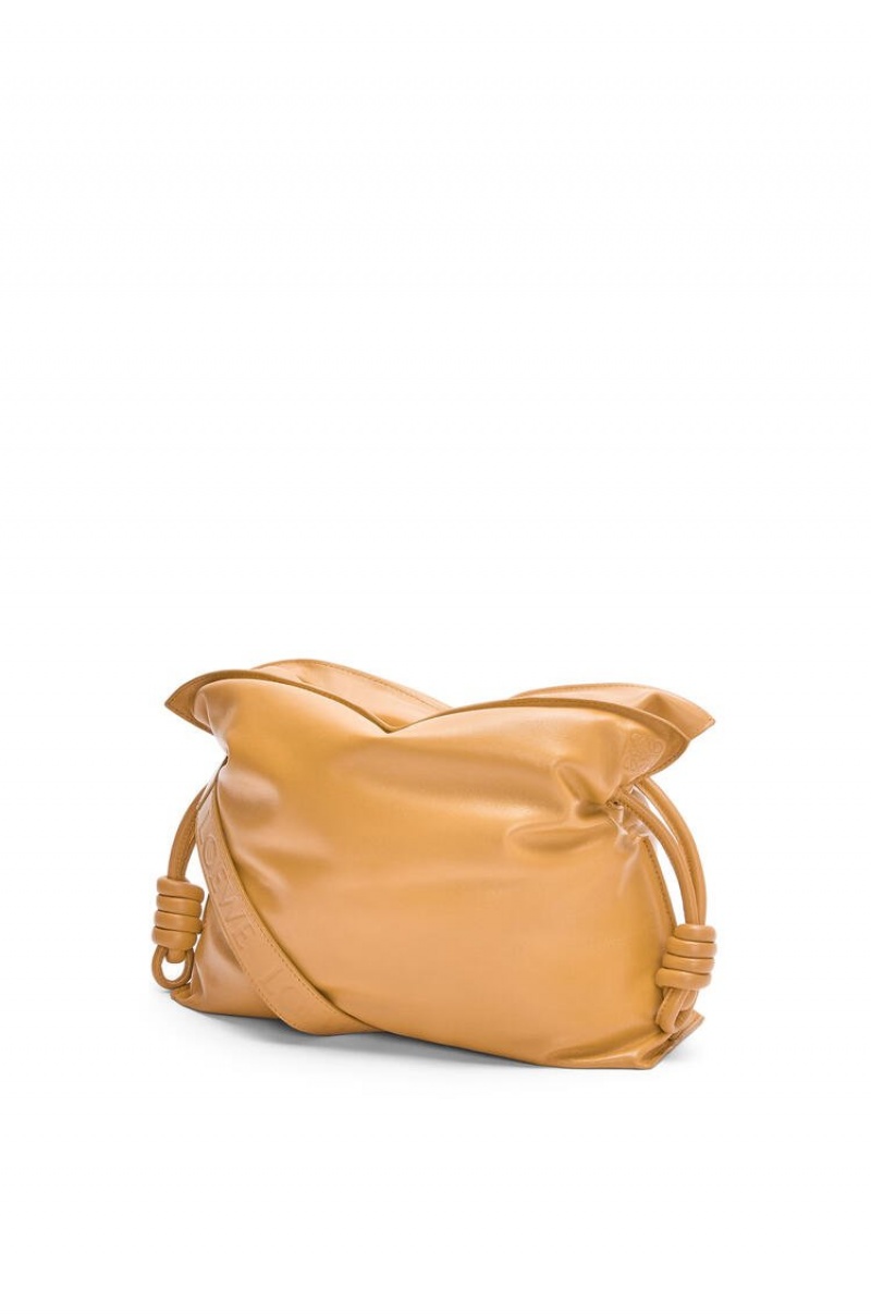 Clutch Loewe Puffer Flamenco clutch in shiny nappa lambskin Mujer Camel | 981FPRUMY