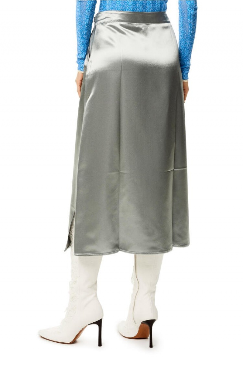 Falda Loewe Slip midi skirt in satin Mujer Plateadas | 921MYNKOG