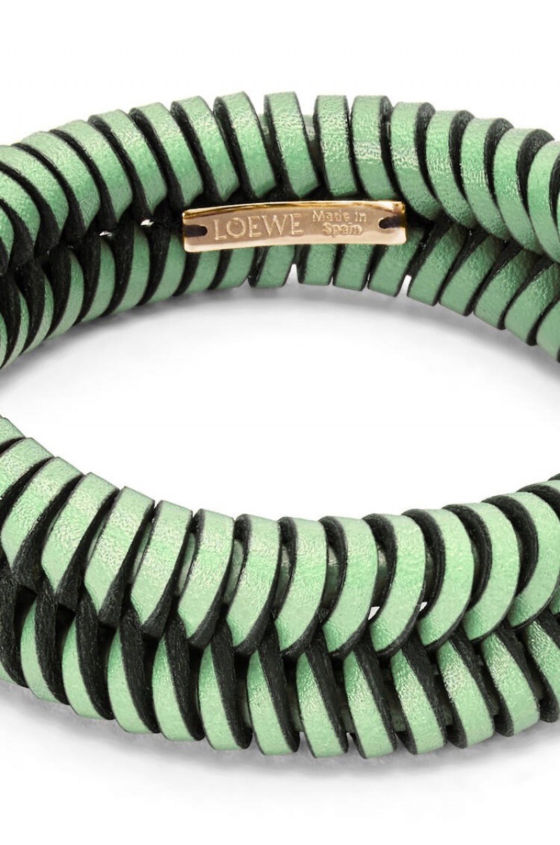 Joyería Loewe Interlock bangle in classic calfskin Mujer Jade | 349JCLPHS