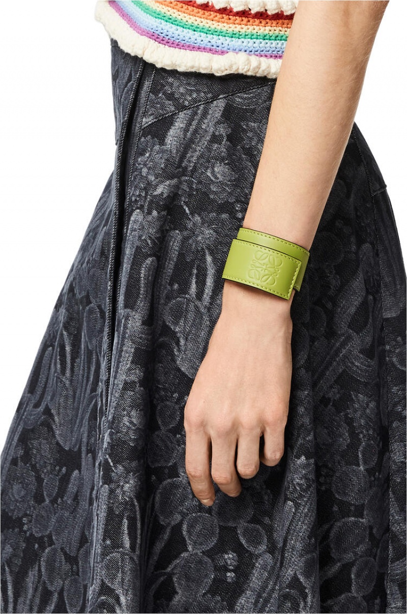 Joyería Loewe Small slap bracelet in calfskin Mujer Verde | 079GXECOW